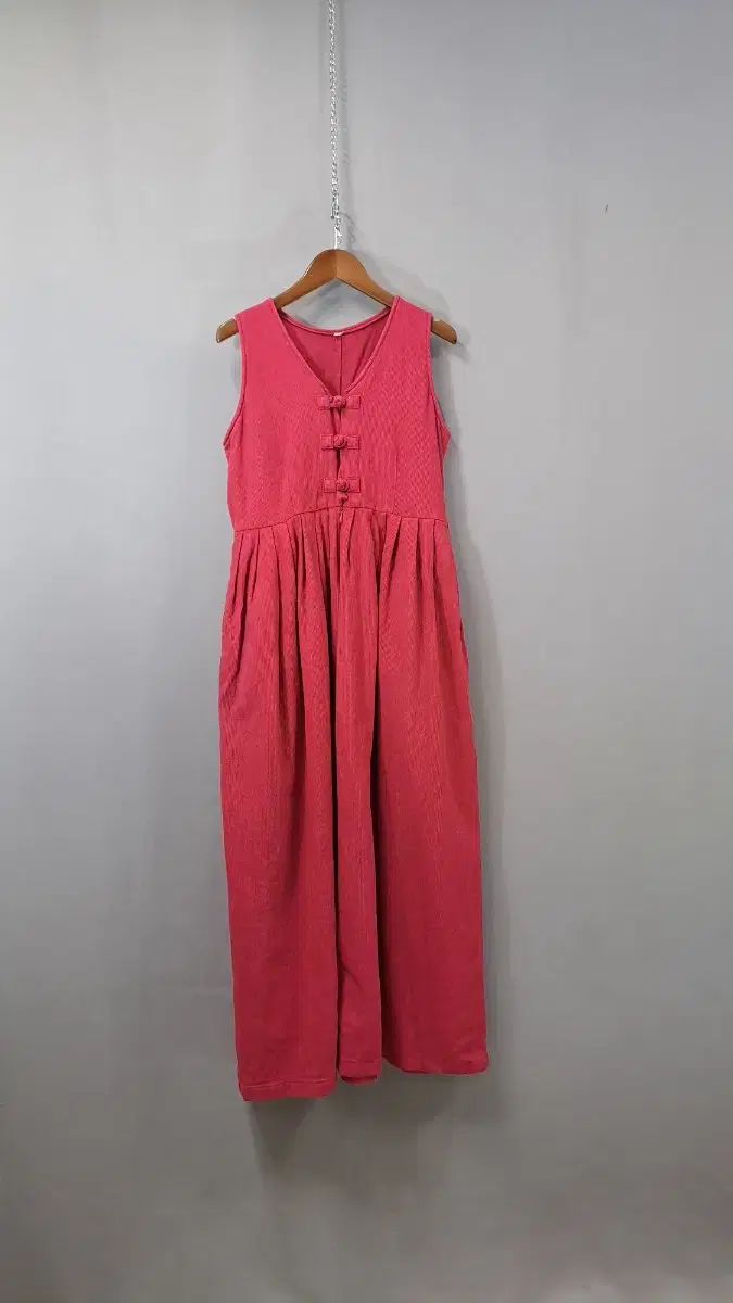 Red long ONEPIECE with a sleeveless, short-sleeved, and a feeling of fine-knit cotton