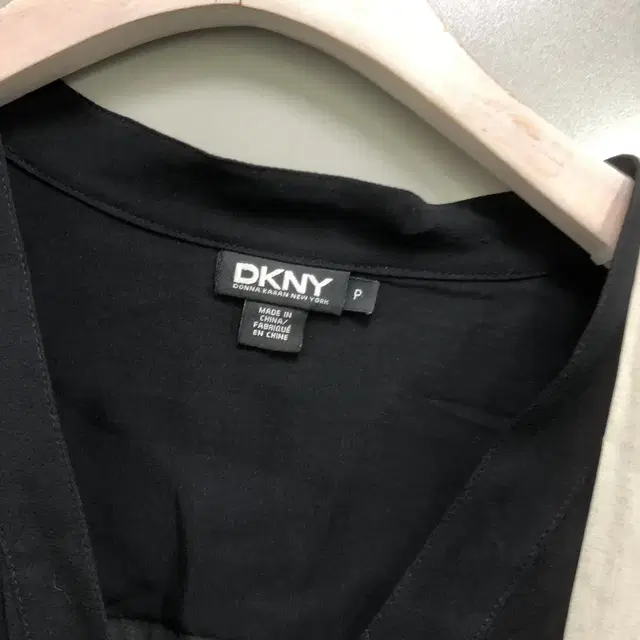 DKNY 디케이엔와이 실크 리본 타이 시스루 럭셔리 블라우스 (정품)