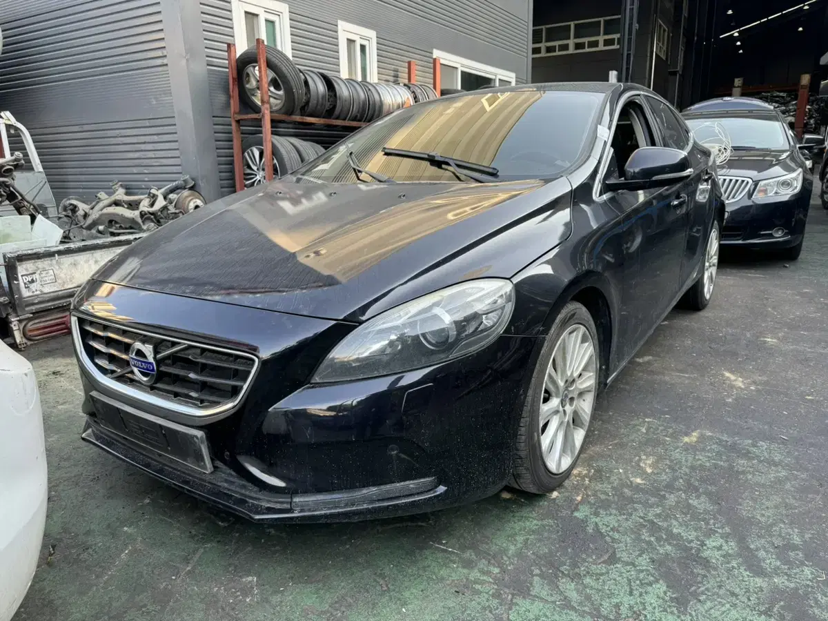 2015 볼보 V40 D2 부품차 각개합니다 앞범퍼,뒷범퍼,본네트,후미등