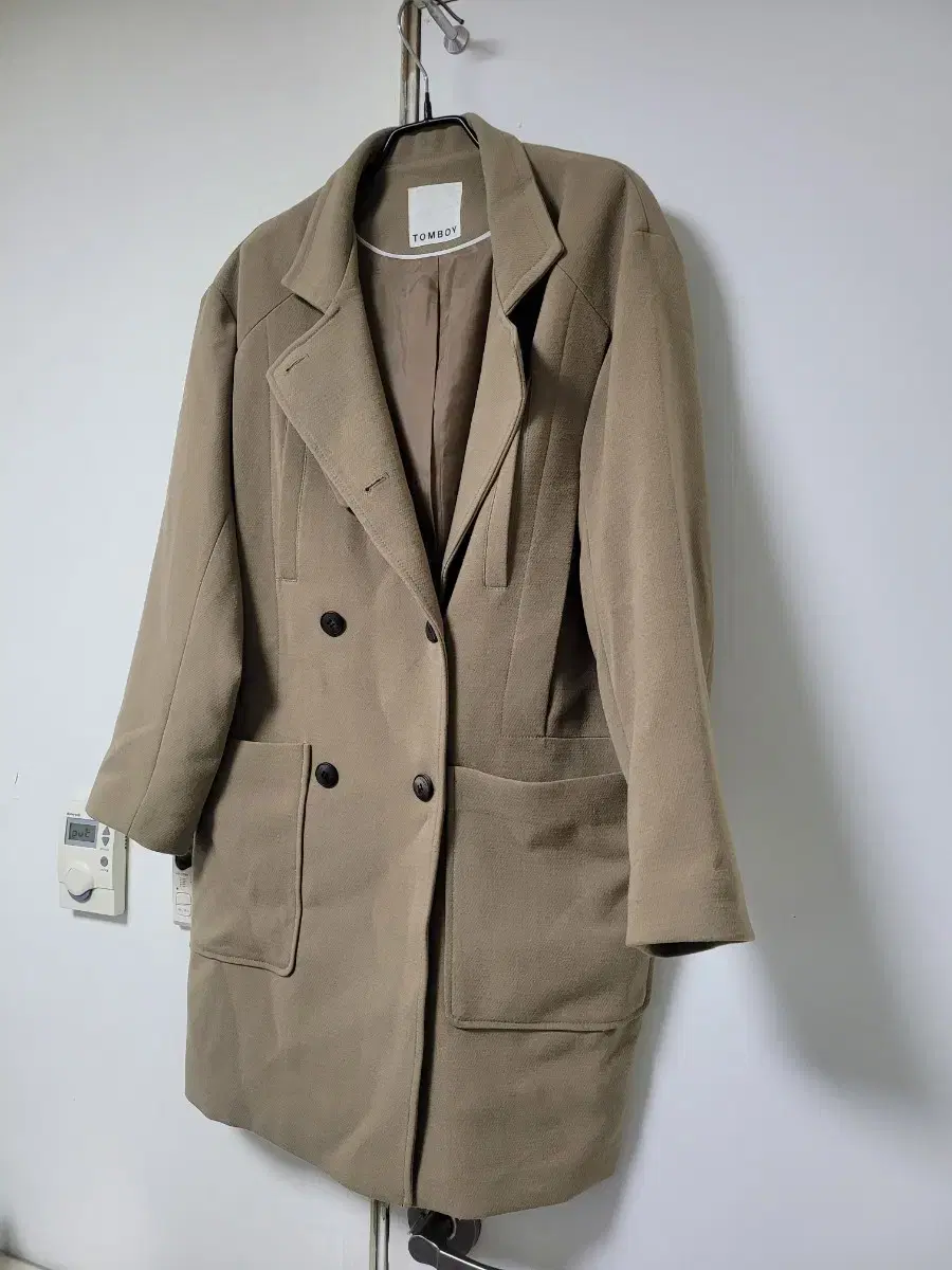 This is a genuine TOMBOY women's trench jacket. Size 55-66.