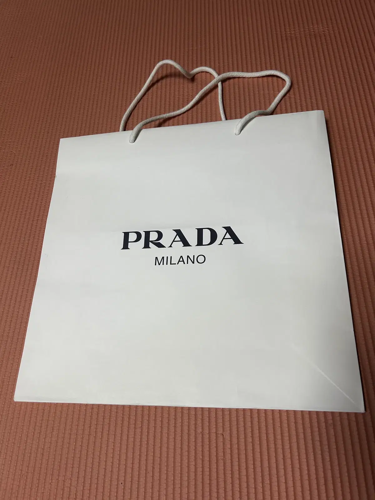 프라다 PRADA 쇼핑백  판매합니다.  -