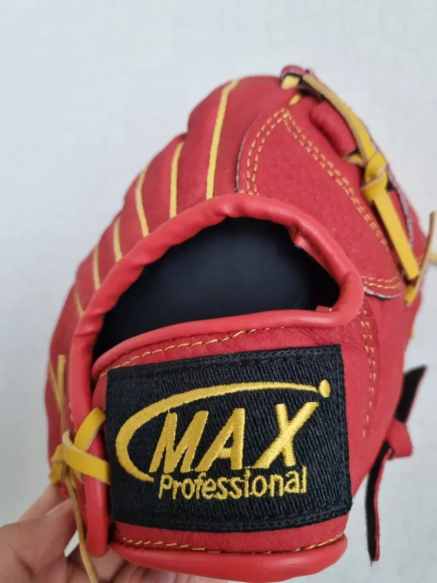 MAX PROFESSIONAL Pitcher's Glove ConditionClean