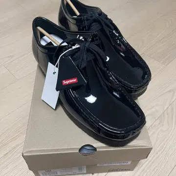 supreme x Clarks Patent Leather Wallabe SupremexClarks Wellabee