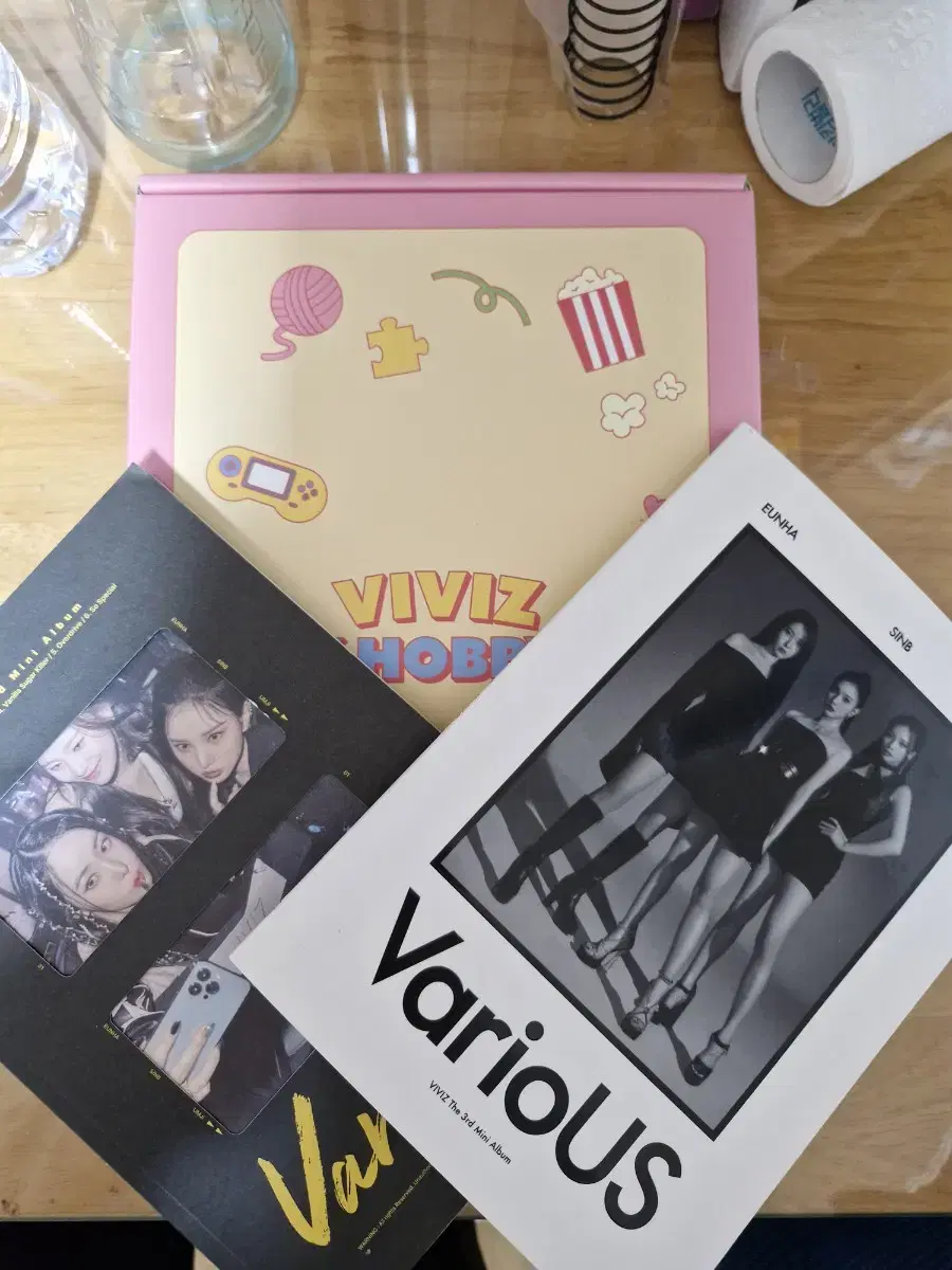 (Bulk) Selling 2 viviz pull up albums and 2024 season's greetings 