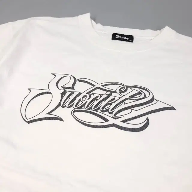 SUBCIETY 화이트 3D 스펠 프린팅 코튼100 반팔 티셔츠 L