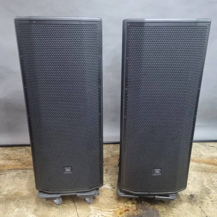 PRX825W JBL 파워드 스피커 입니다