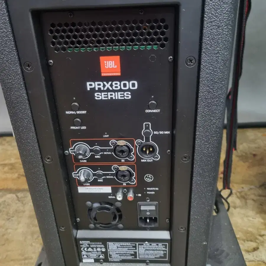 PRX825W JBL 파워드 스피커 입니다