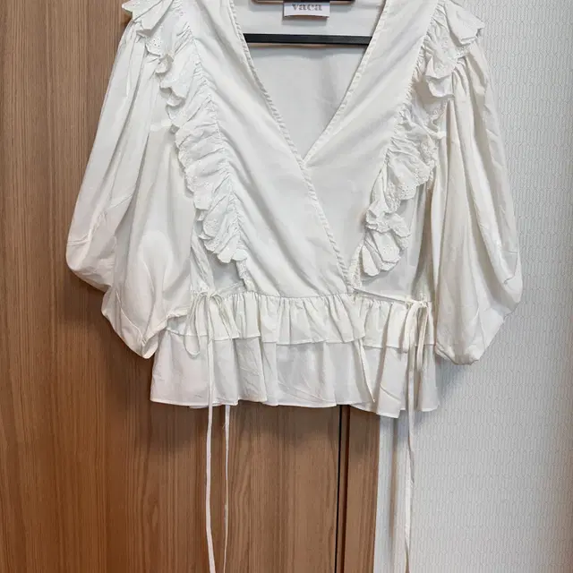 VOCAVACA Rocha Ruffled Blouse 판매합니다.