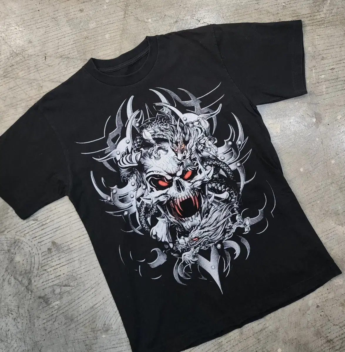 Vintage Skull Dragon Printed Short Sleeve Tee in Black