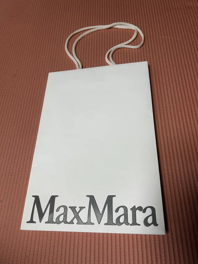 막스마라 MaxMara 쇼핑백 판매합니다.  - 사이즈 : 24-35-1