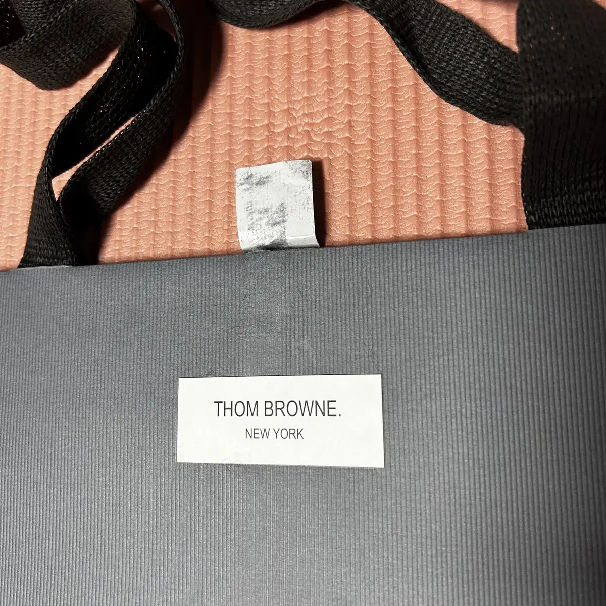 톰브라운 THOM BROWNE 쇼핑백 판매합니다.  - 사이즈 : 41-