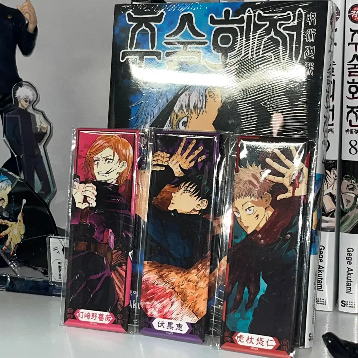 3 sets of Zuu Jump Shop Upkeep, Megumi, and Novara Original Long Can Badges