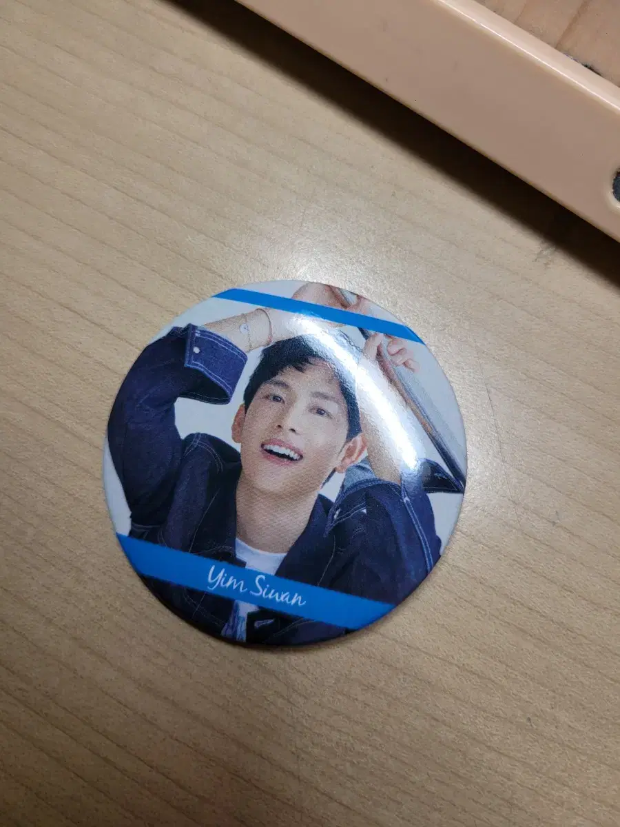 Sells actor Im Siwan's Japanese concert canbadges