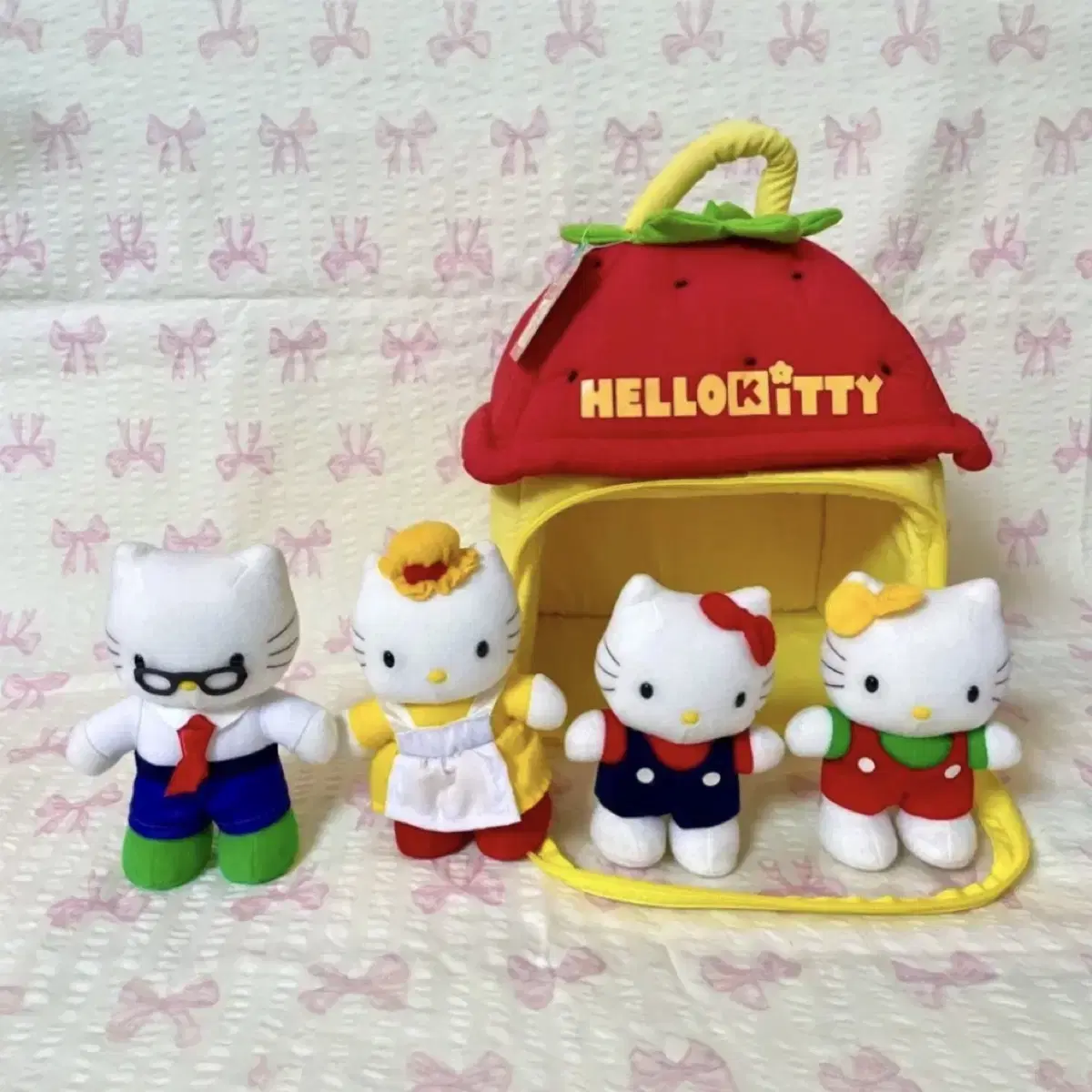 Sanrio Classic Kitty Family Strawberry Dollhouse