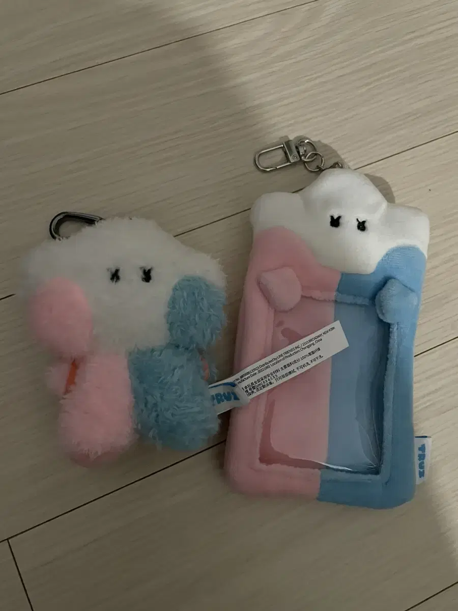 Treasure truz somyi sells mini ni-ki key ring holders