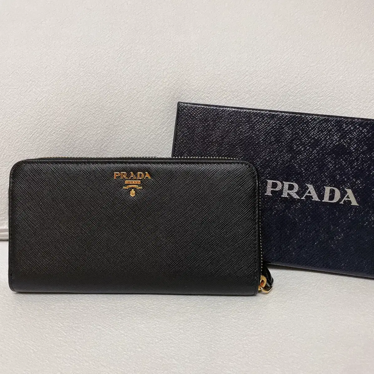 (새상품) PRADA 프라다 사피아노 메탈로고 지퍼장지갑 스큐택 포함