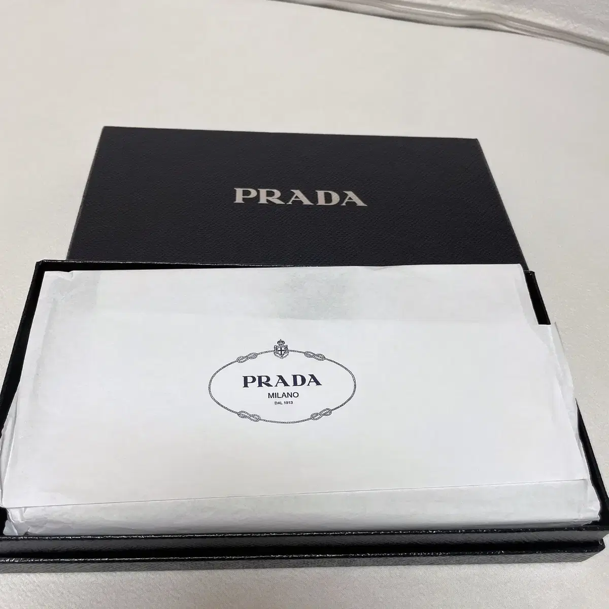 (새상품) PRADA 프라다 사피아노 메탈로고 지퍼장지갑 스큐택 포함