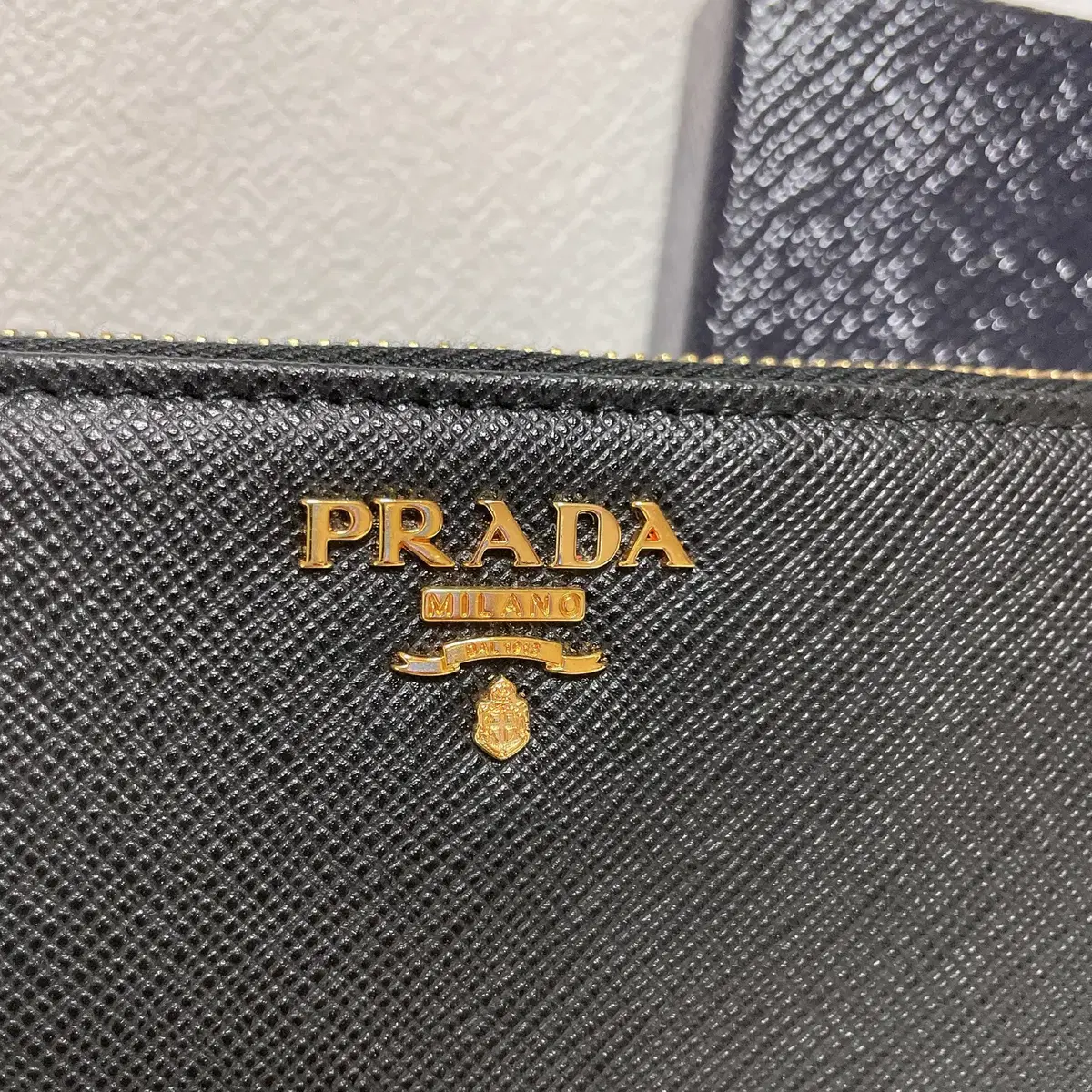 (새상품) PRADA 프라다 사피아노 메탈로고 지퍼장지갑 스큐택 포함