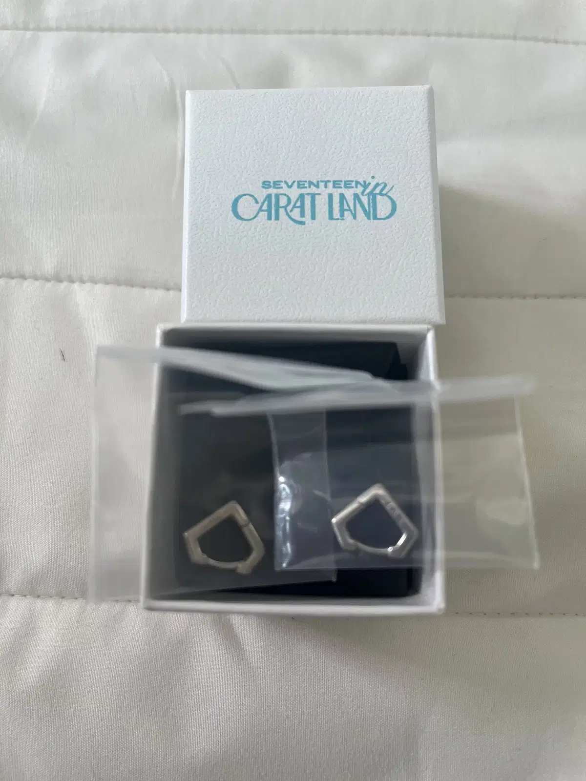 Seventeen Caratland earrings