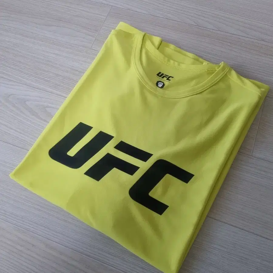 (새상품) ufc 로고 머슬핏 반팔 XL