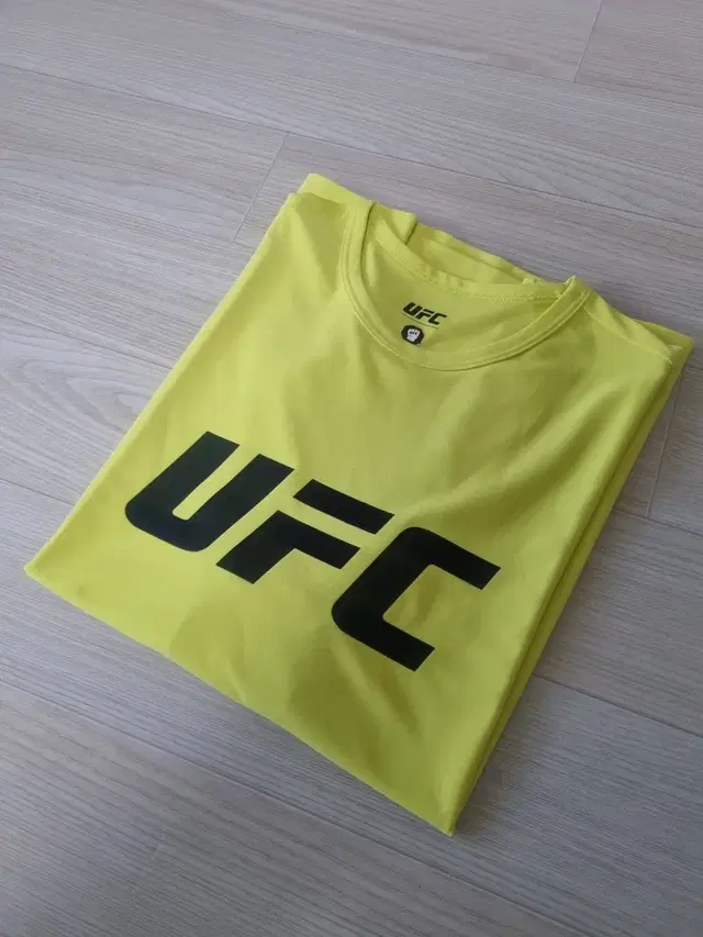 (새상품) ufc 로고 머슬핏 반팔 XL