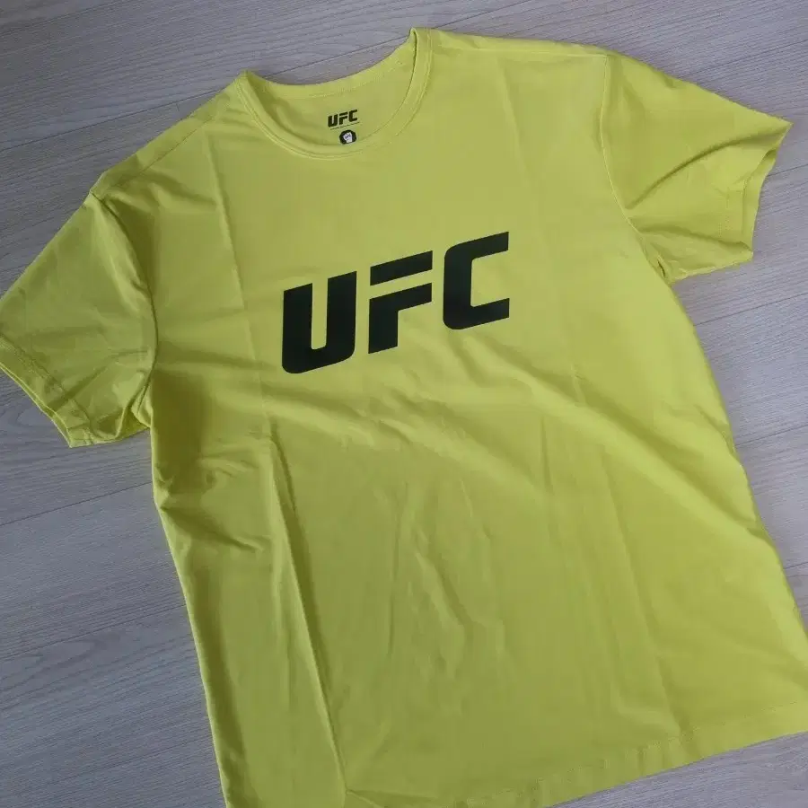 (새상품) ufc 로고 머슬핏 반팔 XL