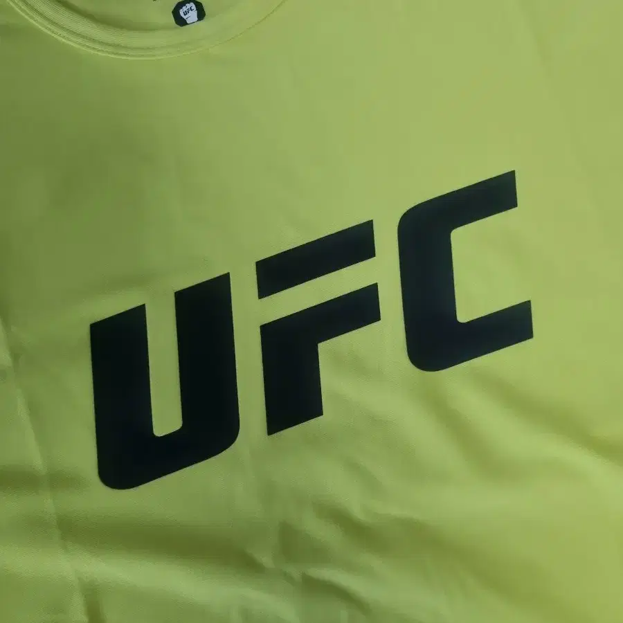 (새상품) ufc 로고 머슬핏 반팔 XL