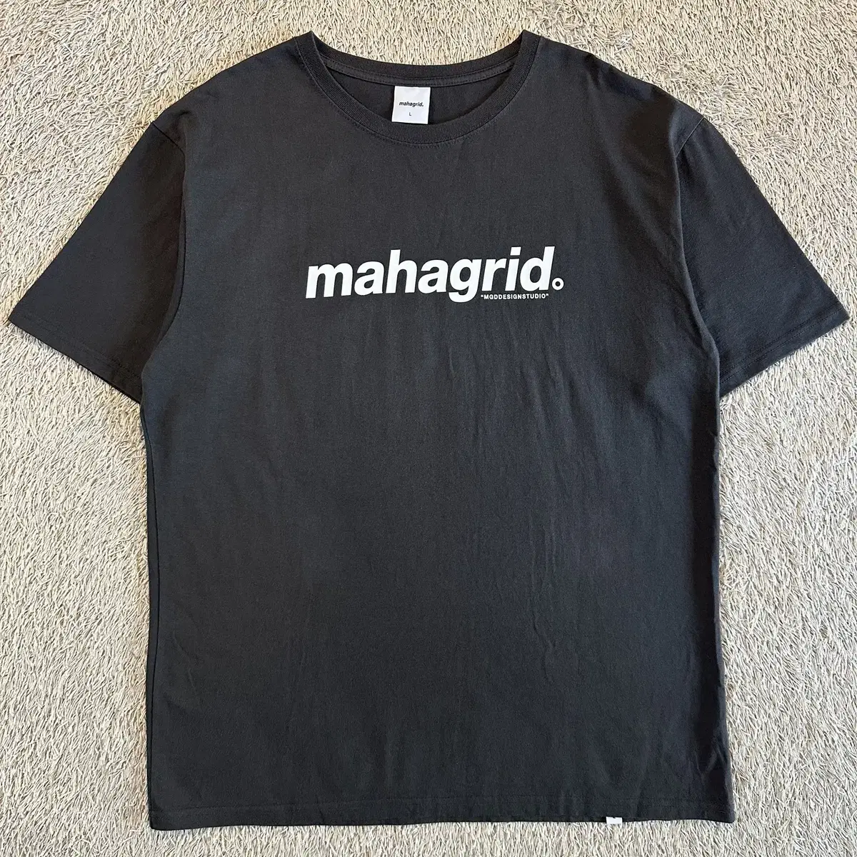 [L] 마하그리드 MAHAGRID BASIC LOGO 반팔 티셔츠 차콜