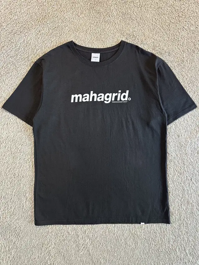 [L] 마하그리드 MAHAGRID BASIC LOGO 반팔 티셔츠 차콜