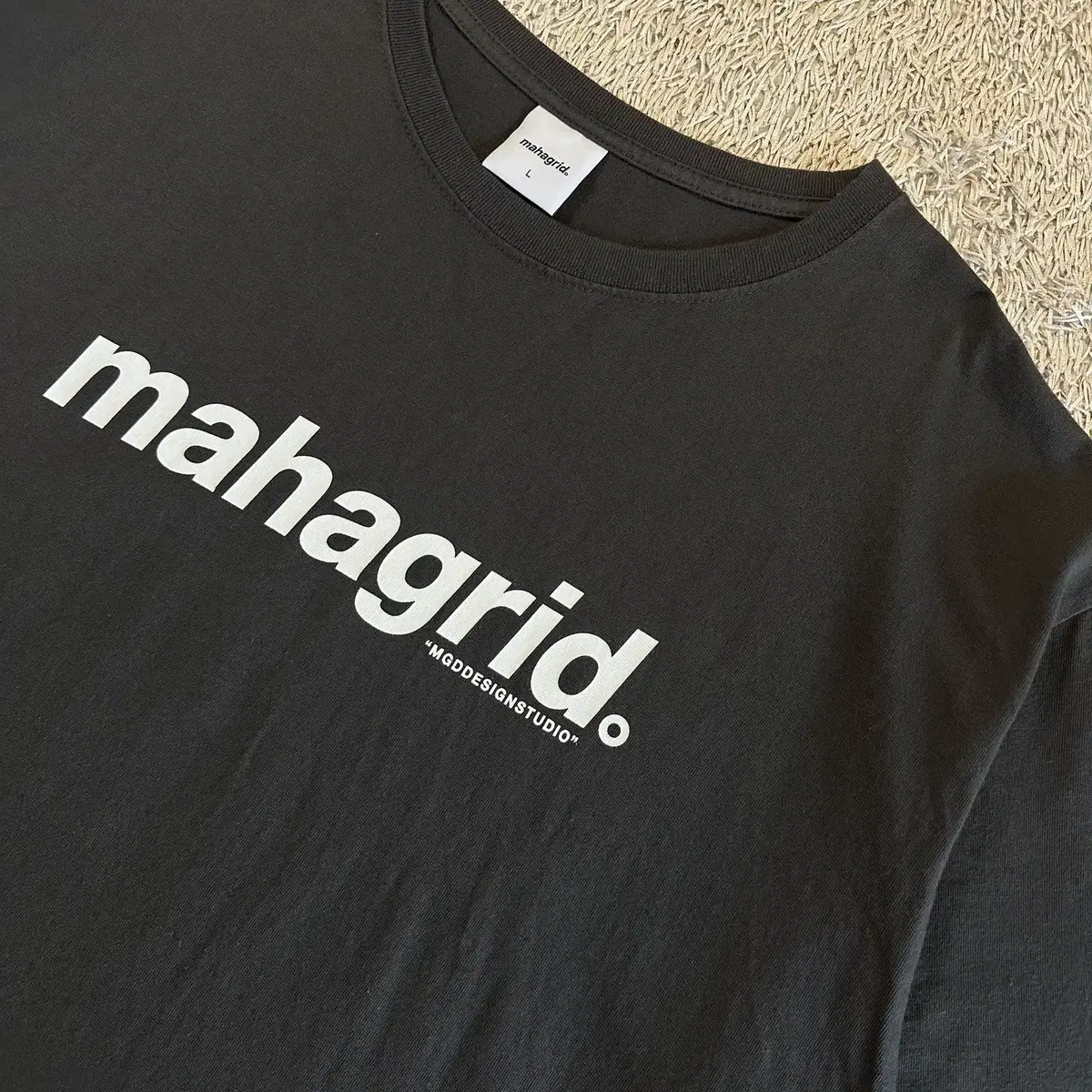 [L] 마하그리드 MAHAGRID BASIC LOGO 반팔 티셔츠 차콜