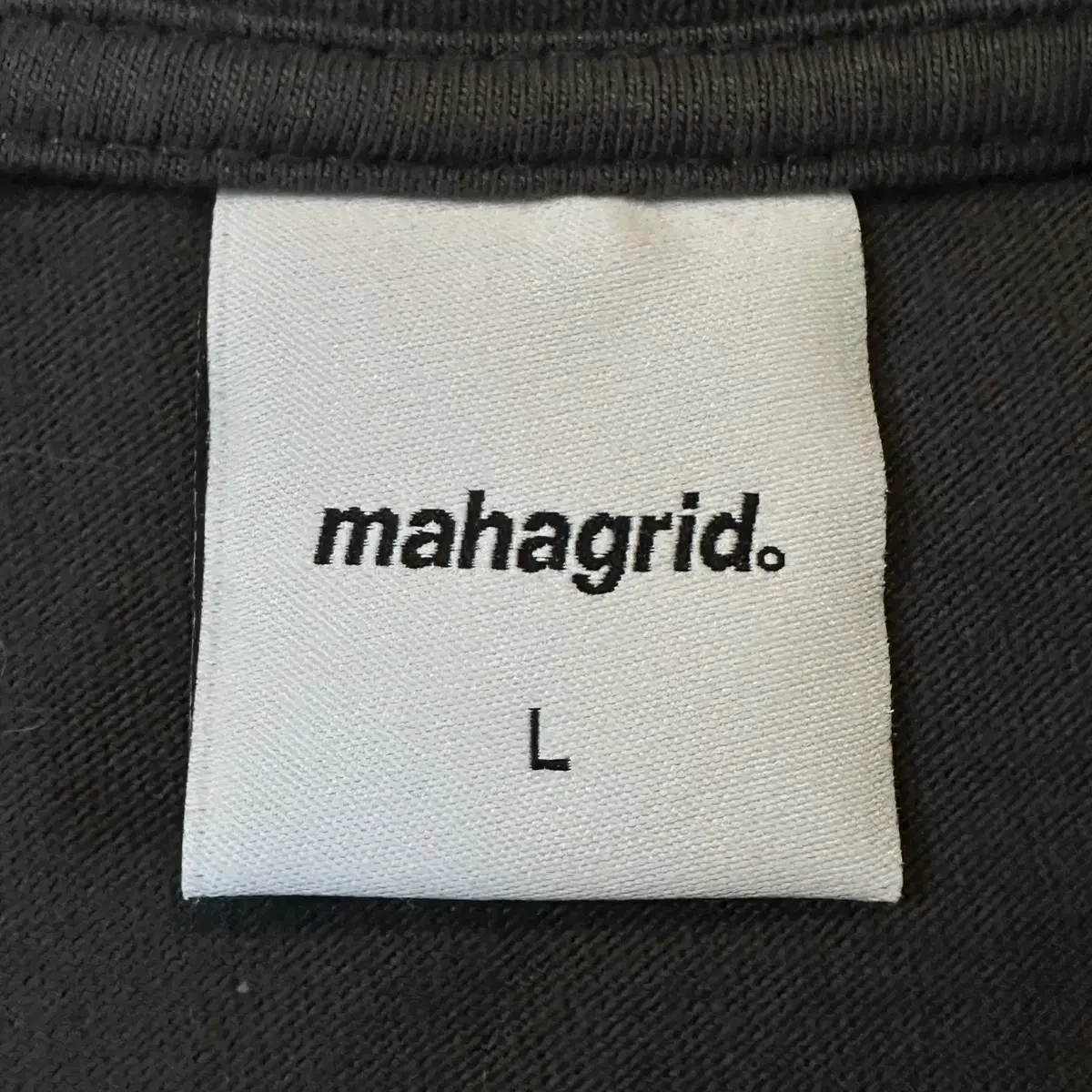 [L] 마하그리드 MAHAGRID BASIC LOGO 반팔 티셔츠 차콜