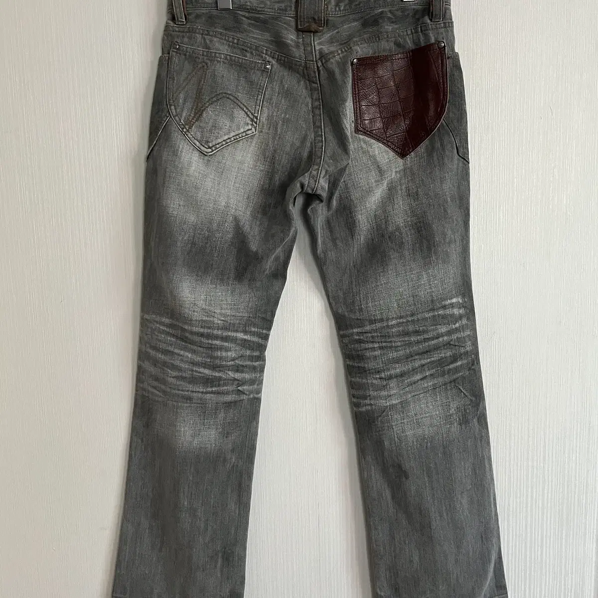 Back pocket leather trimming denim pants