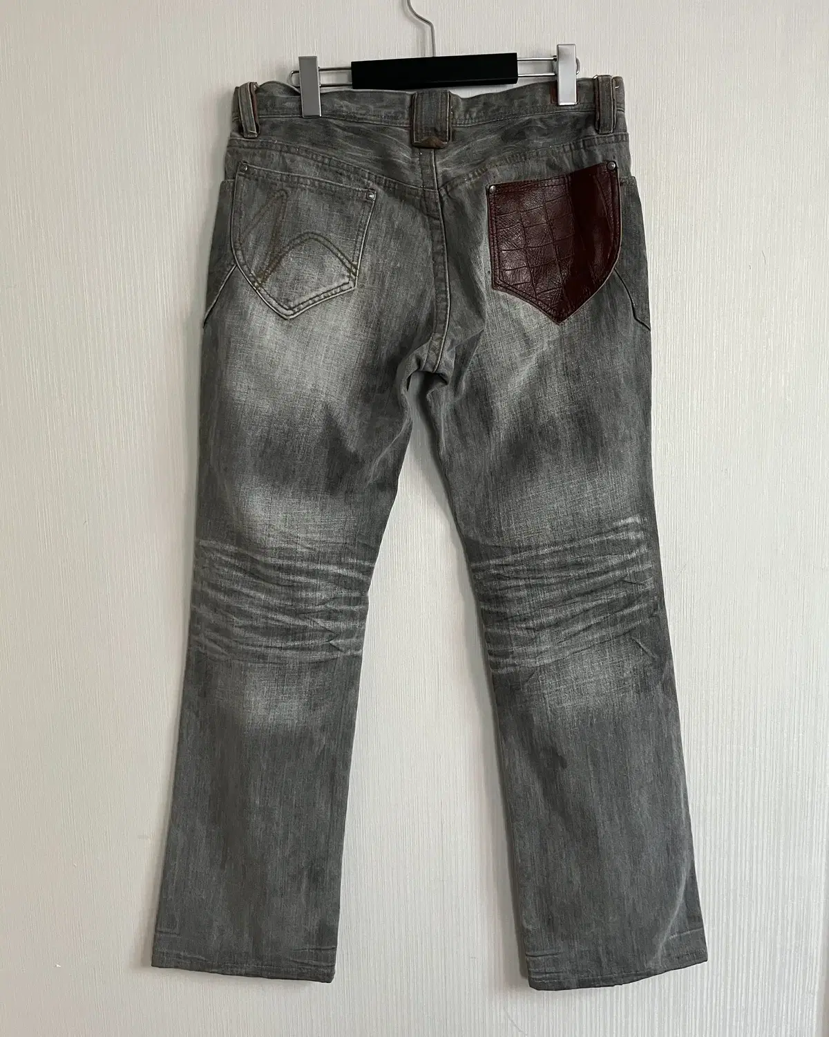 Back pocket leather trimming denim pants