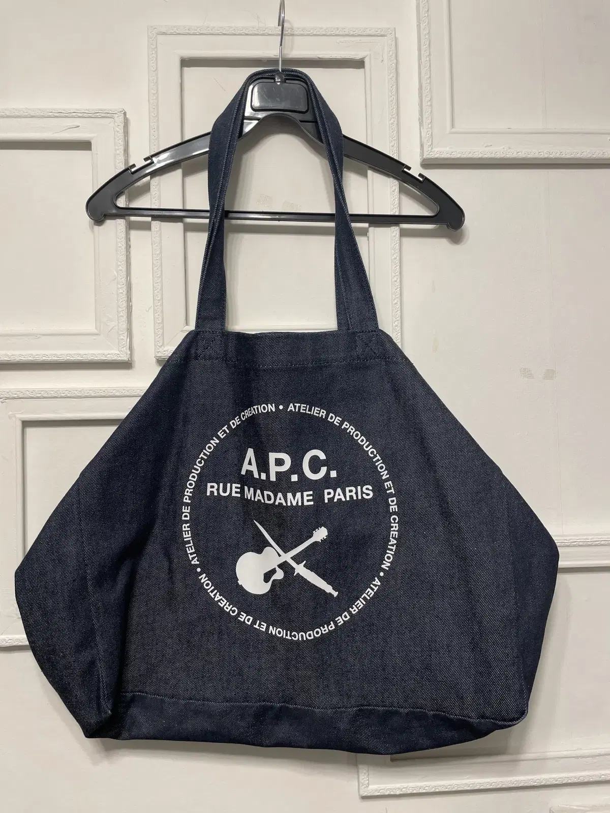 [A.P.C.] 아페쎄 제이바이올린 오버로고 데님 토트/숄더백