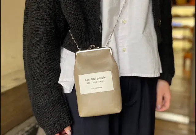 Beautiful People clasp pouch 머쉬룸컬러