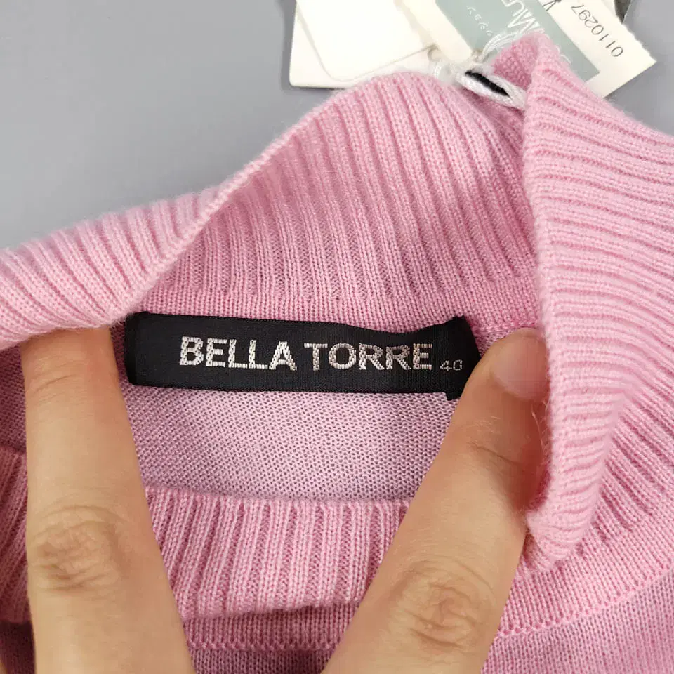 BELLA TORRE 베이비핑크 모크넥 심플 미니멀 캐시미어100 반팔니