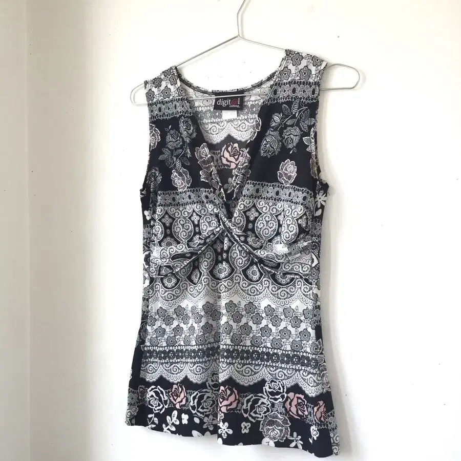 [SALE] Oriental Rose Sleeveless