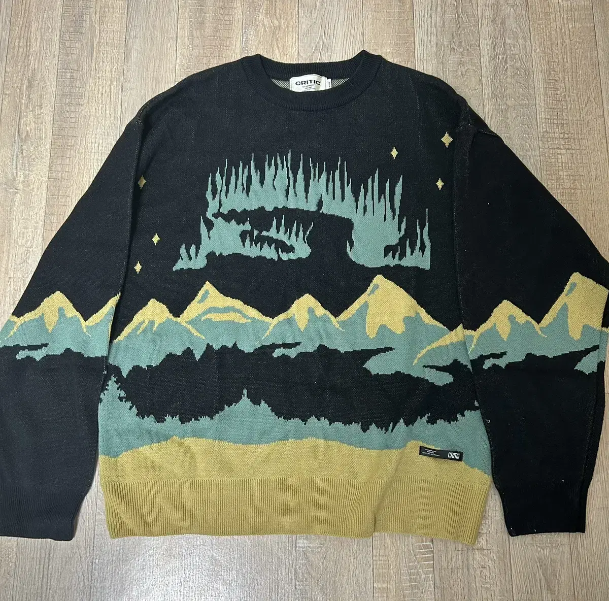 [size M] Critical Aurora Knit