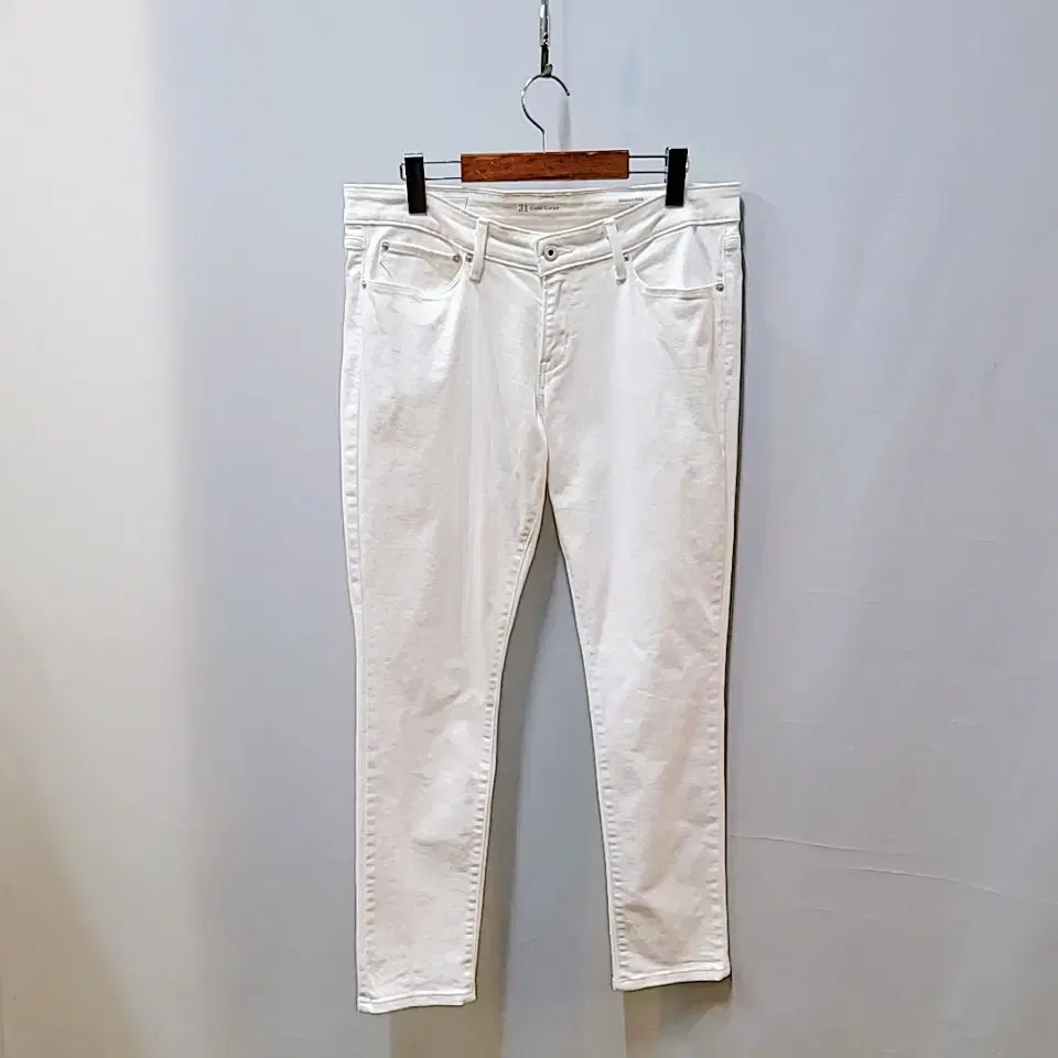 32-33) Levi's Spandex White Jeans