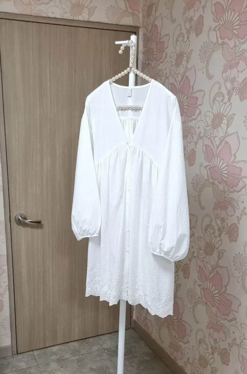 White 8-quarter-sleeve punching blouse