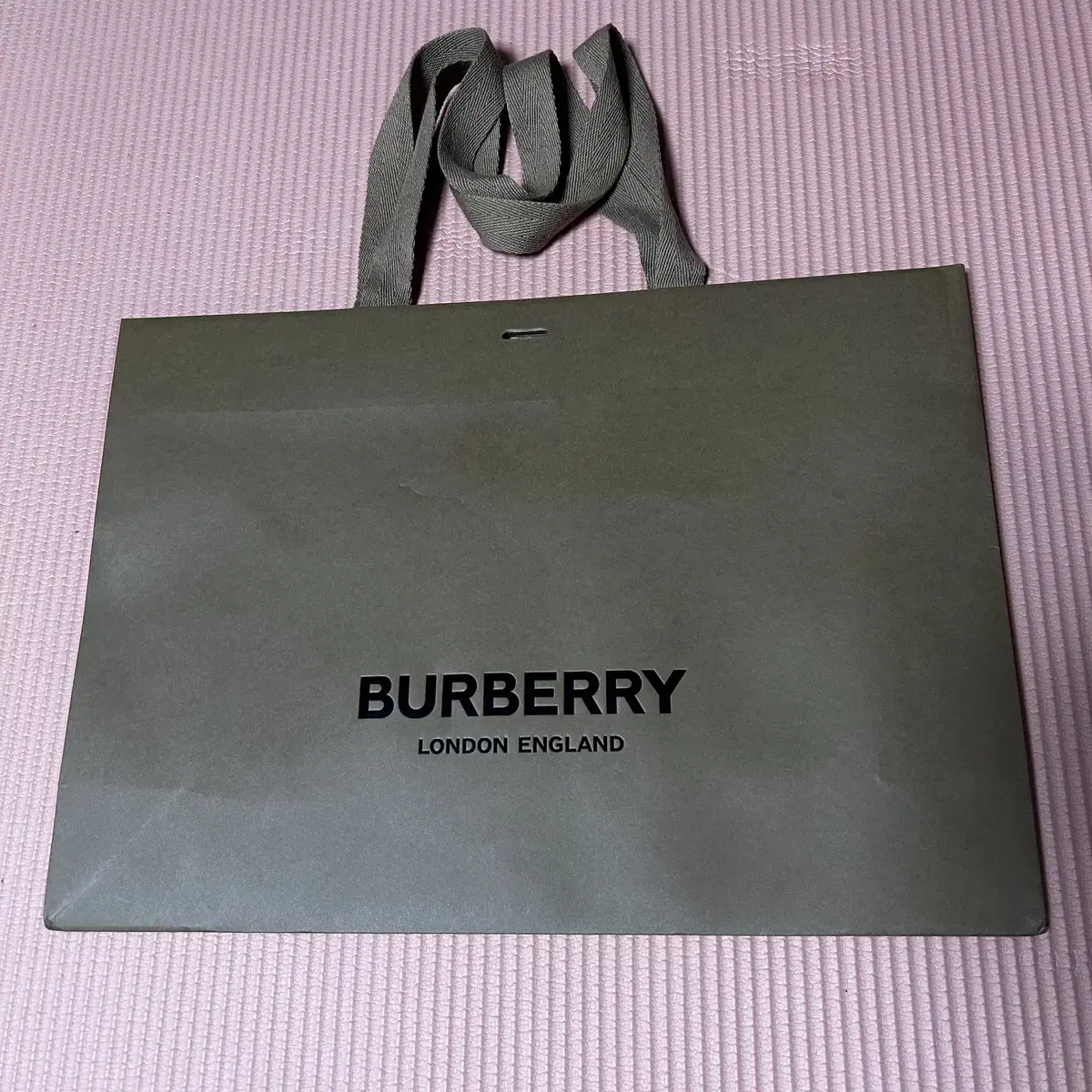 버버리 Burberry 쇼핑백 판매합니다.  - 사이즈 : 42-30-1