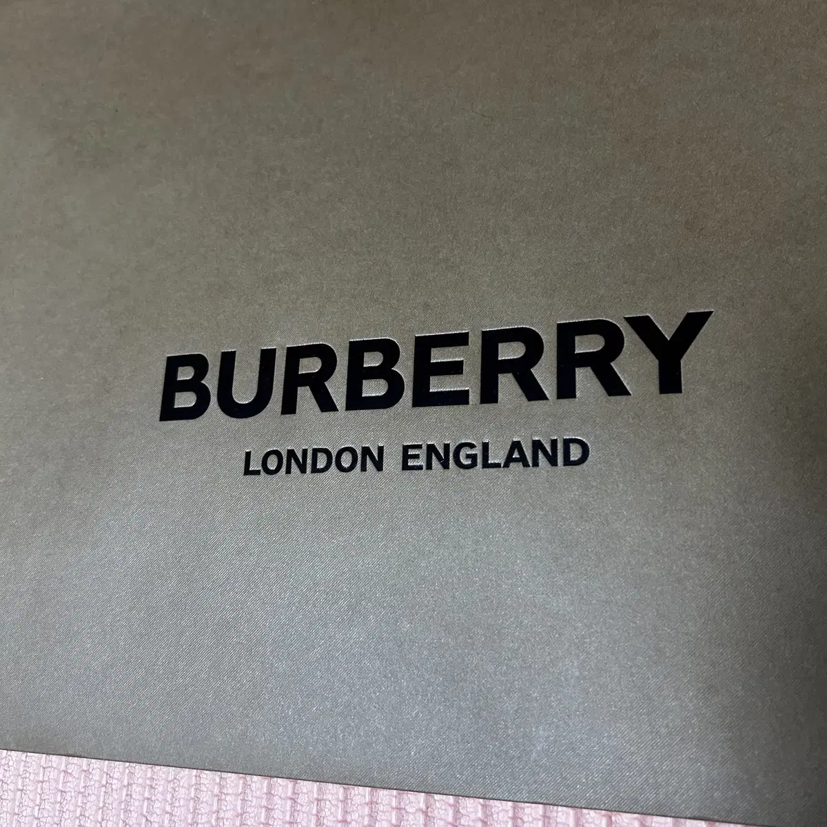 버버리 Burberry 쇼핑백 판매합니다.  - 사이즈 : 42-30-1