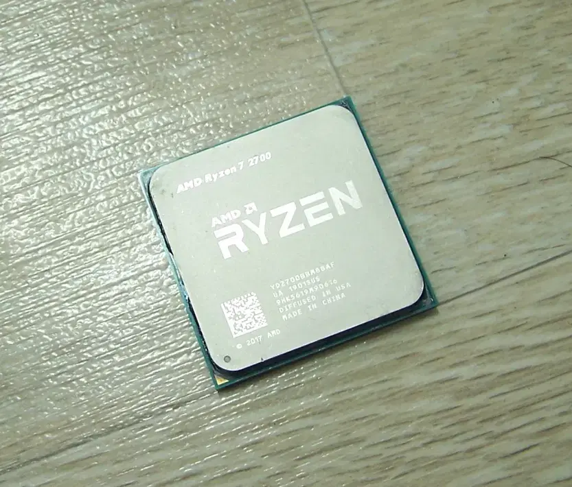 AMD Ryzen 7 2700 CPU (재고 1개)