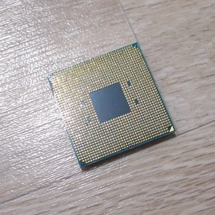 AMD Ryzen 7 2700 CPU (재고 1개)