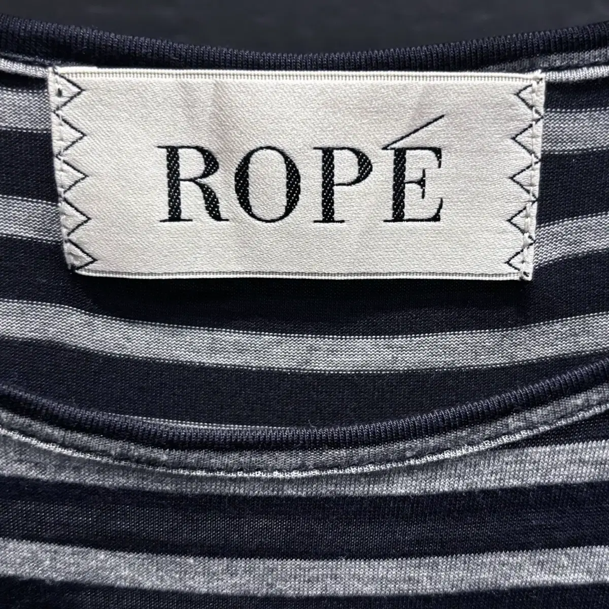 ROPE 스트라이프 배색 하단 실크 포인트 앤틱 반팔 티셔츠