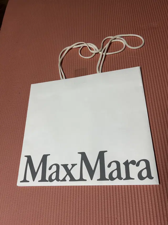 막스마라 MaxMara 쇼핑백 판매합니다.  - 사이즈 : 36-32-1