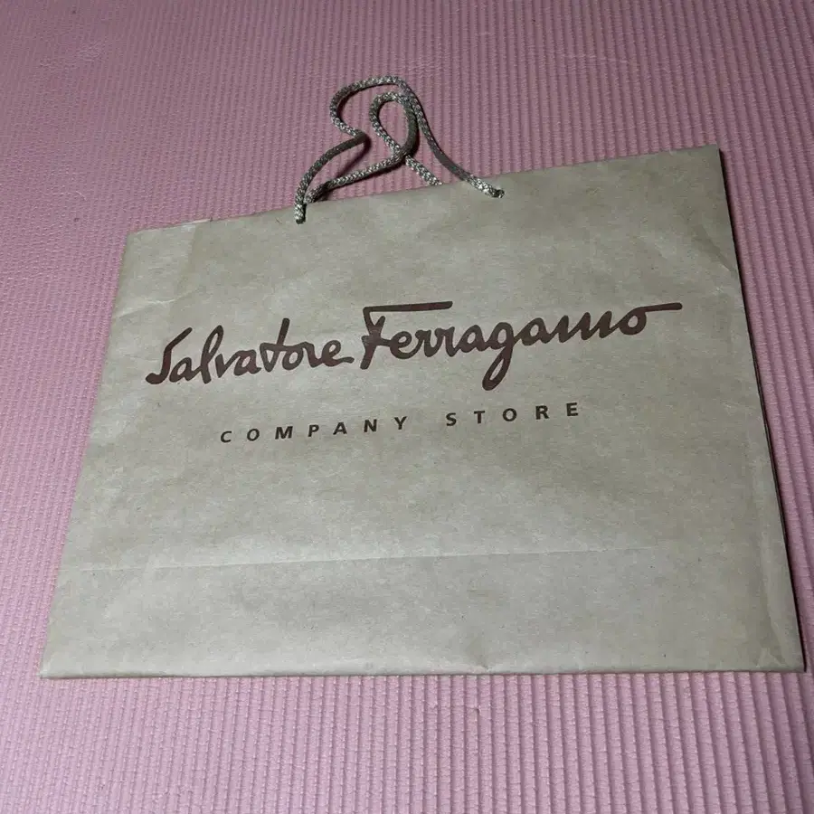 페라가모 Ferragamo 쇼핑백 판매합니다.