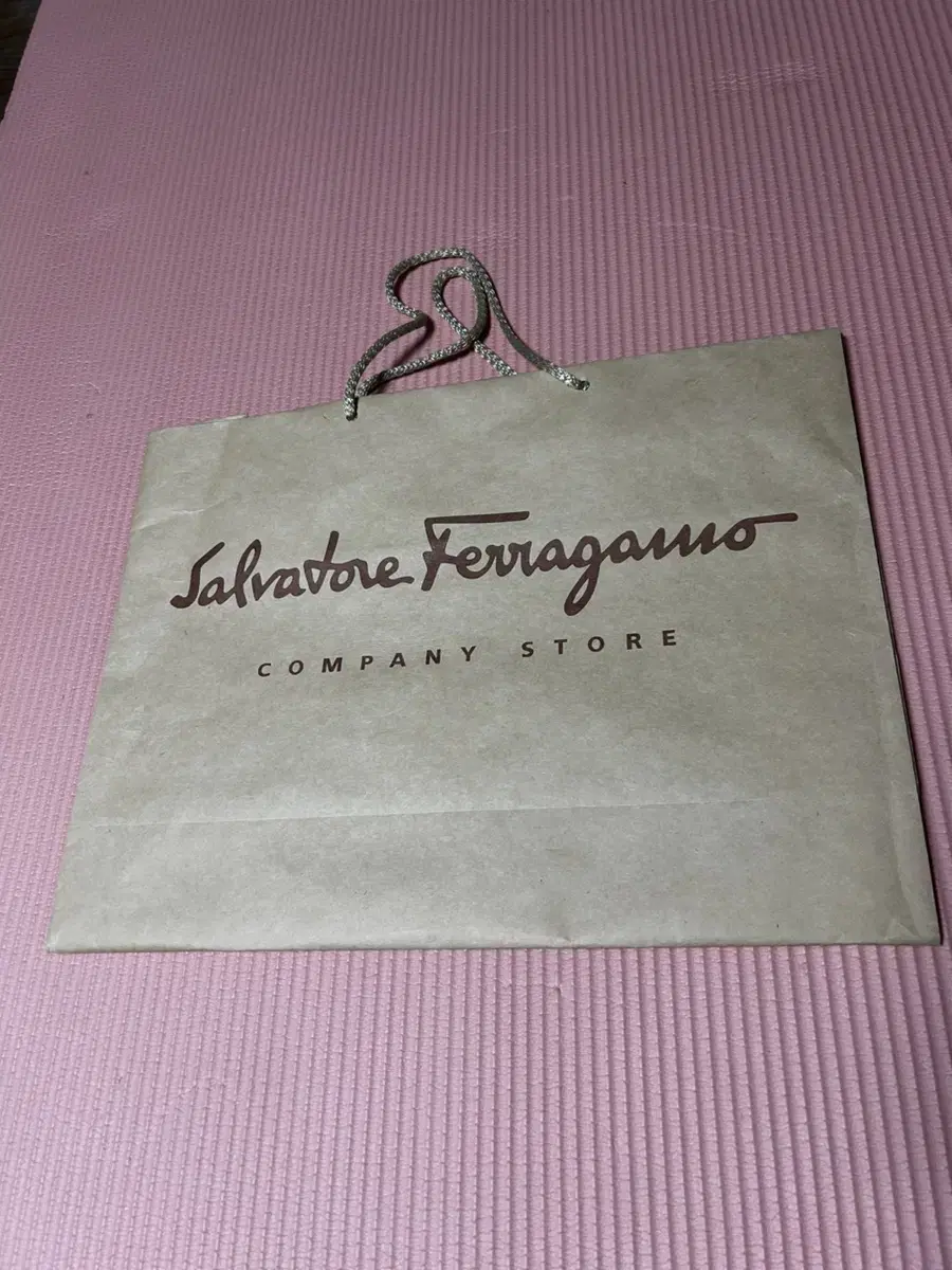 페라가모 Ferragamo 쇼핑백 판매합니다.