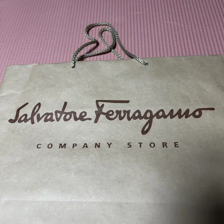 페라가모 Ferragamo 쇼핑백 판매합니다.