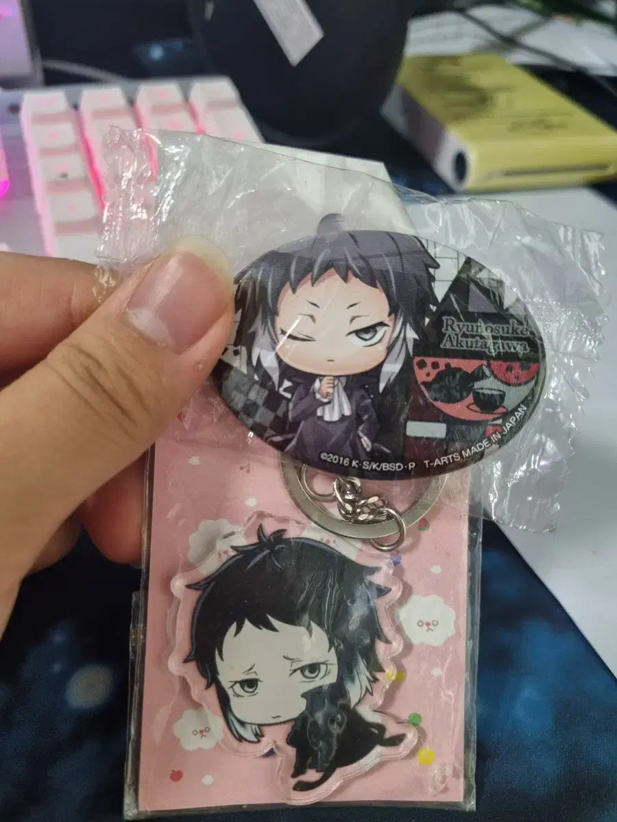 Sells the following badges: Moonhorse Stray Dogs Akutakawa